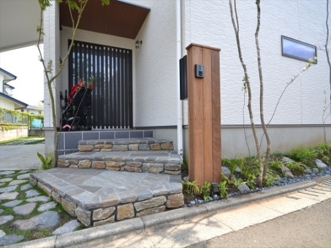 町田市　新築外構 門柱をコンパクトなスペースに天然木材でオリジナル施工。　Ｍ様邸
