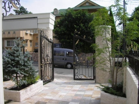 全面床自然石張りに株立ちの木　神奈川県横浜市Ｙ様邸
