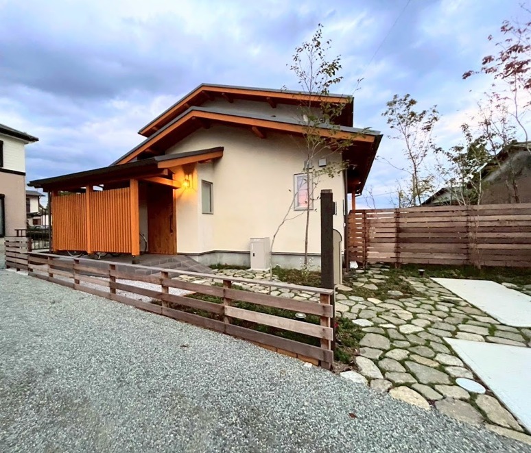 神奈川県伊勢原市　新築外構 パッシブハウスの家は自然素材を使って　M様邸