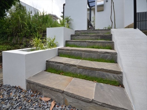 神奈川県伊勢原市　新築外構 根府川石・大谷石の古材など自然石を使って和モダンなアプローチに　Ｎ様邸
