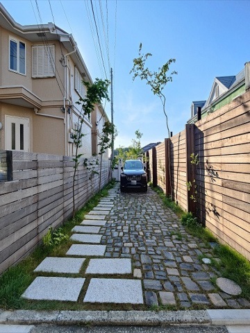 神奈川県横浜市　新築外構 旗竿地の駐車場をシックでナチュラルな雰囲気に。　Ｈ様邸