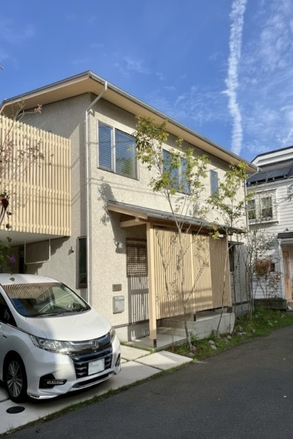 神奈川県茅ヶ崎市　自然素材の家の新築外構　法面仕上げで自然な景色に。　Ｙ様