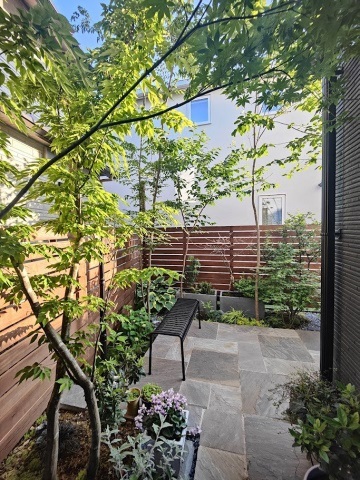 神奈川県横浜市　新築外構工事完工から半年後に訪ねてみると、庭づくりにハマってらっしゃいました！　Ｉ様邸