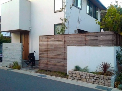 神奈川県逗子市　新築外構 ウッドフェンスをリゾートモダンデザインに。　Ａ様邸