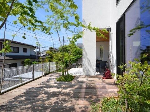 神奈川県鎌倉市　新築外構 みんな楽しい広々ウッドデッキで何しょうかな？　Ｈ様邸
