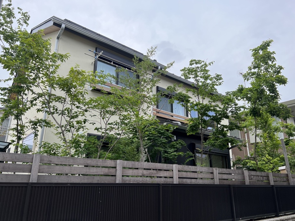 自然素材の家のナチュラル外構と雑木の庭