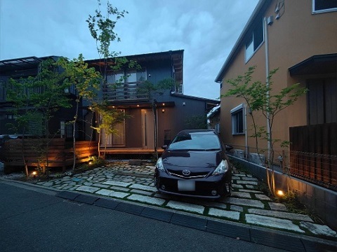 神奈川県相模原市　新築外構 ローボルトライトで雑木の木々をライティング