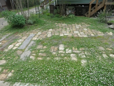 神奈川県愛甲郡愛川町　古窯レンガと枕木でナチュラルガーデン兼車庫スペース　Ｉ様邸
