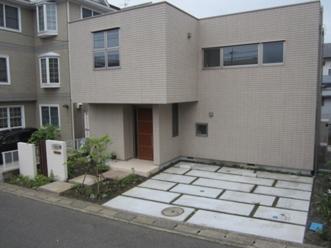 スクエアでモダンな建物外観に雑木の木々でナチュラルさをプラス　神奈川県伊勢原市Ｋ様邸　
