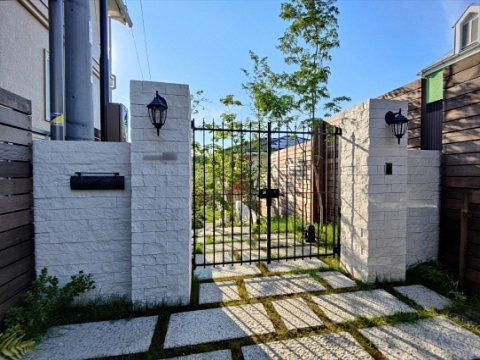 神奈川県横浜市　新築外構 雑木で自然な風景と白い角柱の門周り　Ｈ様邸