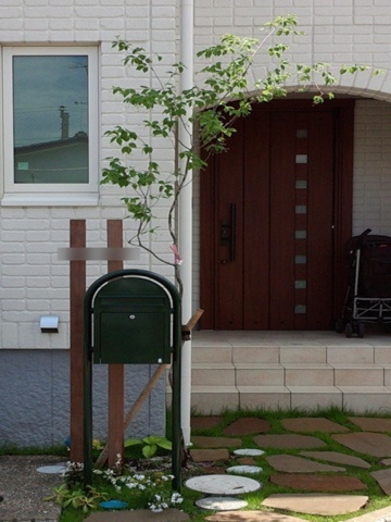 神奈川県茅ヶ崎市　新築外構 ハードウッドの門柱とダークグリーンのボビの門周り　Ｓ様邸