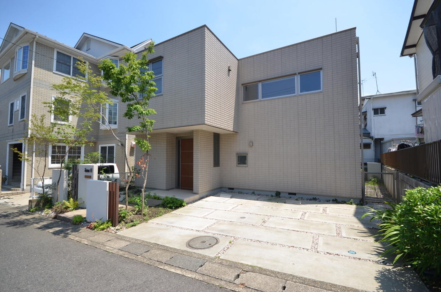 スクエアでモダンな建物外観に雑木の木々でナチュラルさをプラス　神奈川県伊勢原市Ｋ様邸　
