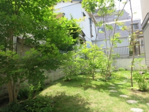 ソイペーパーの飛び石とウッドデッキの雑木の庭～その後の様子　神奈川県伊勢原市Ｋ様邸
