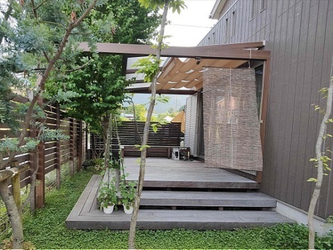 神奈川県愛甲郡愛川町　段差解消で庭に出やすく、ワンちゃんと一緒に過ごす庭　Ｍ様邸