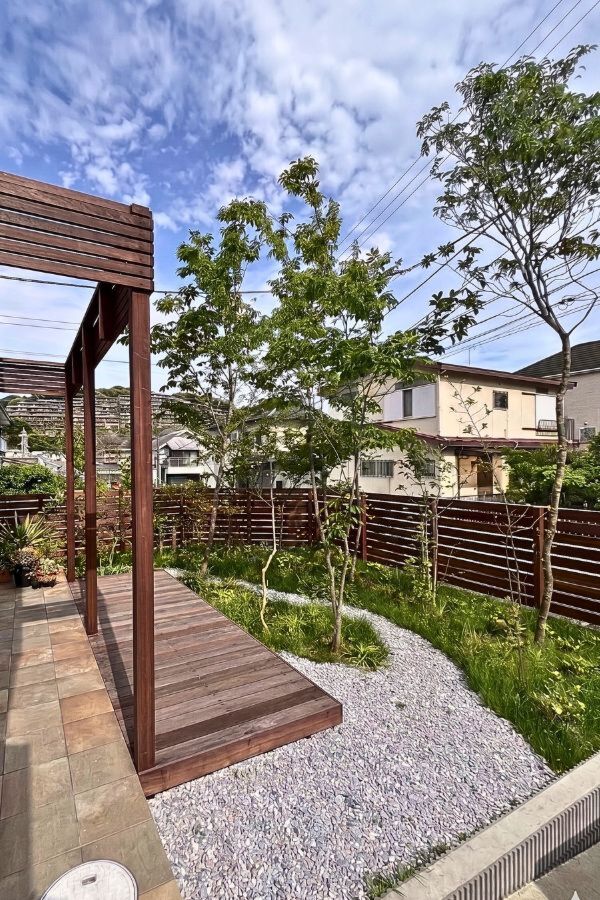 神奈川県鎌倉市　既存のタイルテラスをウッドデッキで延長！パーゴラ＆ウッドフェンス、自然素材でガーデンリフォーム　Ｓ様邸