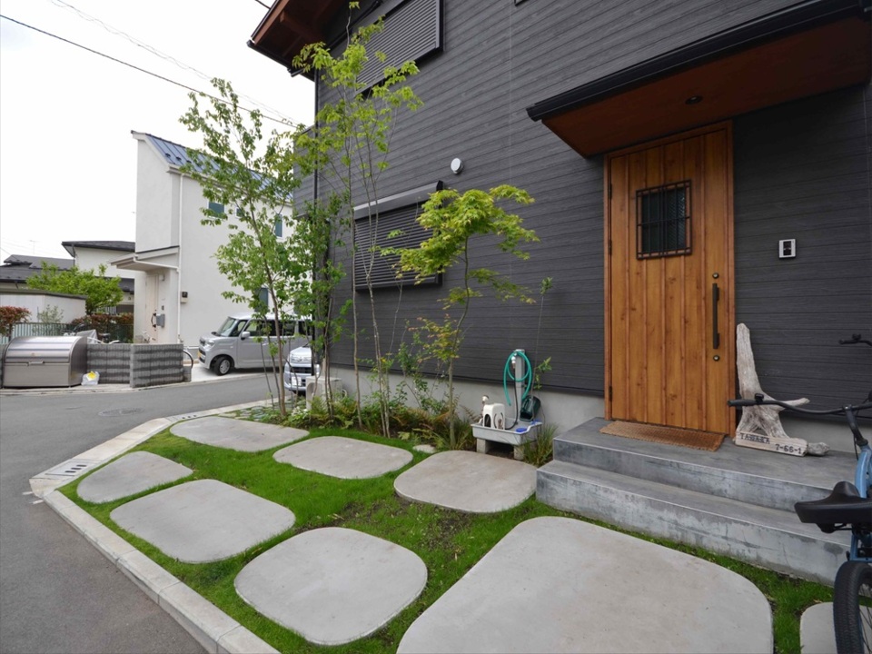 限られたスペースに小さな森を町に緑のおすそわけ