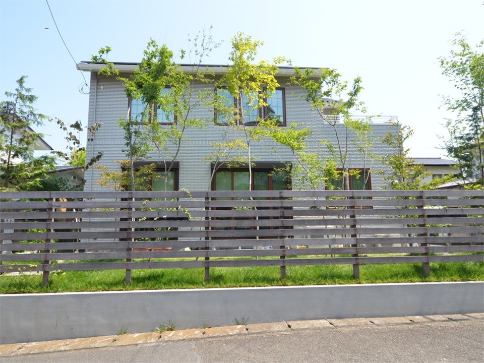 自然素材でナチュラル新築外構・庭工事 ～１・2期工事