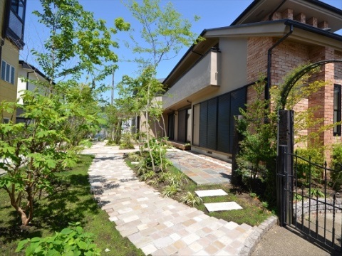 神奈川県厚木市　芝生のお手入れ大変！なら雑木のあるテラスガーデンリフォームは？　Ｋ様邸