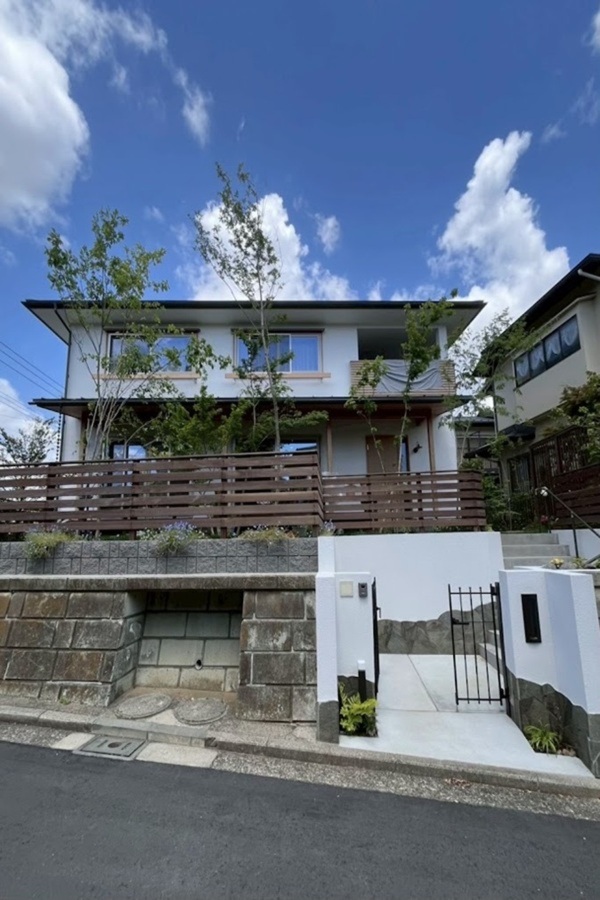 神奈川県横浜市　新築外構・庭 これまでの家を引き継ぐ外構デザイン。家族が和む「木陰・木漏れ日」のある庭　Ｋ様邸