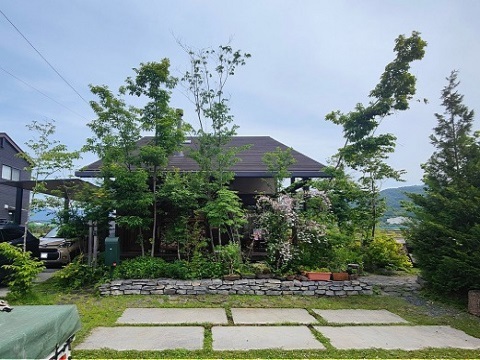 神奈川県小田原市　アウトドアライフの方におすすめコンクリート箱抜きと自然石敷き駐車場兼庭　Ｍ様邸