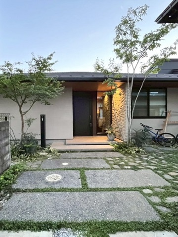 神奈川県伊勢原市　和モダン平屋の新築外構・庭工事 植栽と調和する上質なシンプルデザイン　Ｋ様邸