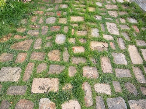 神奈川県横浜市　古窯レンガ敷き駐車場は自然派家族の家　Ｙ様邸