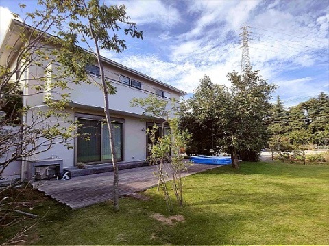 神奈川県厚木市　ウッドデッキで広々 ご家族でお友達も招いて、大勢で楽しめる庭。Ｙ様邸