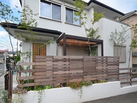 神奈川県厚木市　新築外構 必要なところだけ目隠しフェンス、ハードウッド材で。　Ｉ様邸