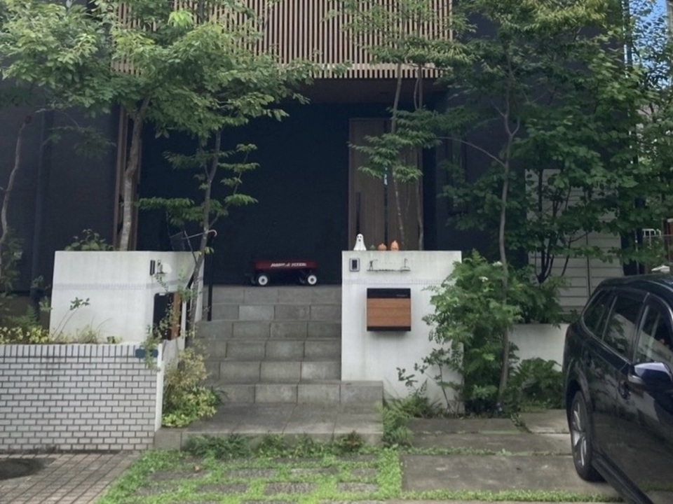 既存のものと調和させた和モダンな２世帯住宅の門周り