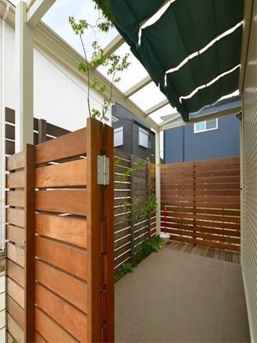 神奈川県厚木市　テラスリフォームのビフォーアフター 天然ウッドフェンスと雑木で使い勝手の良いナチュラルテラスに。Ｙ様邸