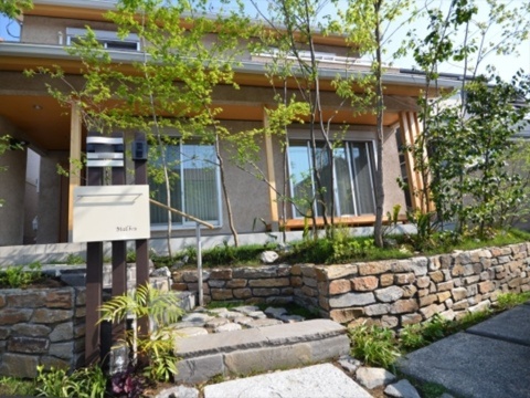 高低差を利用した木漏れ日の雑木の庭　神奈川県相模原市Ａ様邸
