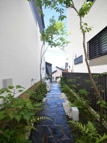 神奈川県海老名市　新築外構 涼を呼ぶ、和モダン自然石敷きの延段アプローチ　Ｔ様邸
