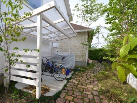 神奈川県秦野市　白いサイクルポートをエコアコールウッドでオリジナル施工。Ｔ様邸
