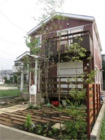 神奈川県厚木市　新築外構 北欧スタイルの建物に枕木でつくる駐車場兼ガーデン　Ｉ様邸
