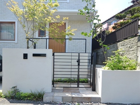 神奈川県中郡　新築外構 ナチュラルな建物外観でもシンプルデザインにクローズド外構　Ｊ様邸
