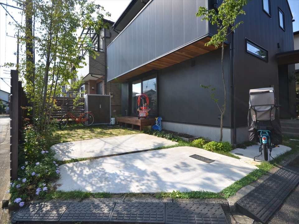 限られた敷地に木陰とお庭を 駐車場兼庭のナチュラル新築外構工事