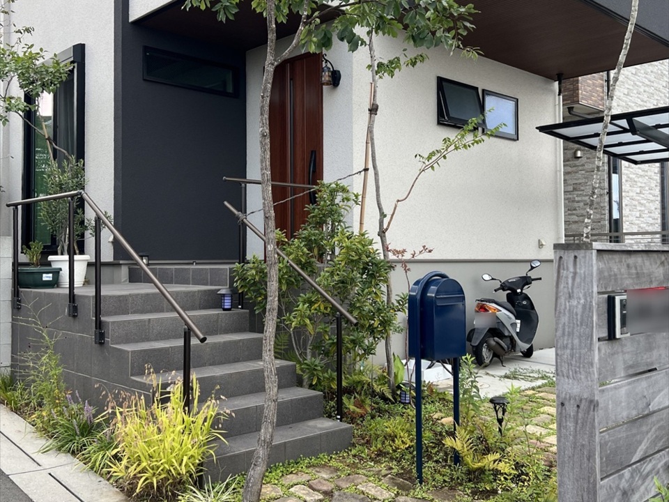 黒色系の古窯レンガと雑木の木々でスタイリッシュな新築外構