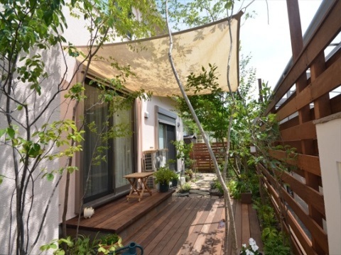 稲城市　ガーデンリフォームで雑木とシェードで心地良く鳥もやってくるナチュラルガーデンに。Ｋ様邸