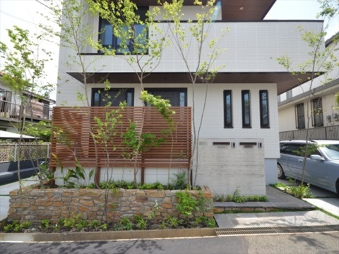 町田市　新築外構 杉板型枠本実加工ＲＣ門柱と自然素材の２世帯住居のエクステリア　Ｔ様邸
