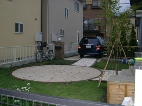 芝生の庭のサークルテラスは臨時駐車場に　神奈川県厚木市Ｔ様邸
