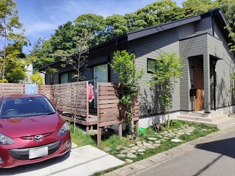 神奈川県中郡大磯町　新築外構 平屋住宅の山を借景に自然素材を使った新築外構・庭デザイン　Ｍ様邸