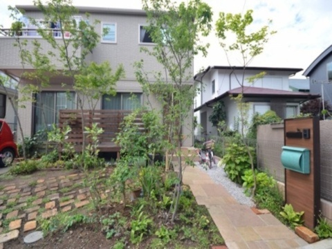 雑木林の中の古窯レンガ敷きのお庭兼駐車場　神奈川県横浜市Ａ様邸
