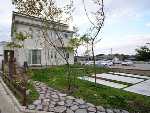 神奈川県綾瀬市　新築外構 高低差を活かして子供達が駆け回る楽しい自然な庭　Ｍ様邸