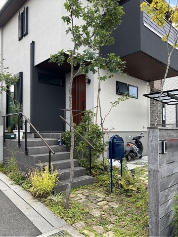 神奈川県厚木市　新築外構 シンプルモダンな建物の古窯レンガ敷きでアプローチ　Ｉ様邸