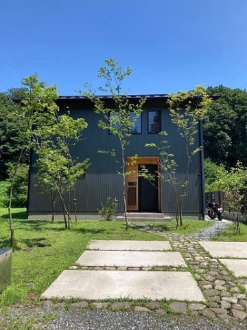 町田市　新築外構 ビフォーアフター 森に囲まれたシンプルデザインな邸宅　その後の様子　Ｍ様邸　