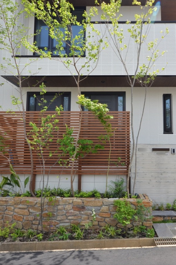 町田市　新築外構 杉板型枠本実加工ＲＣ門柱と自然素材の２世帯住居のエクステリア　Ｔ様邸
