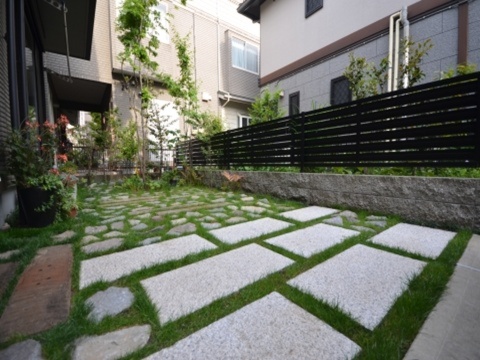 神奈川県厚木市　庭リフォームのビフォーアフター 自然素材を使った駐車場兼雑木の庭に。Ｋ様邸
