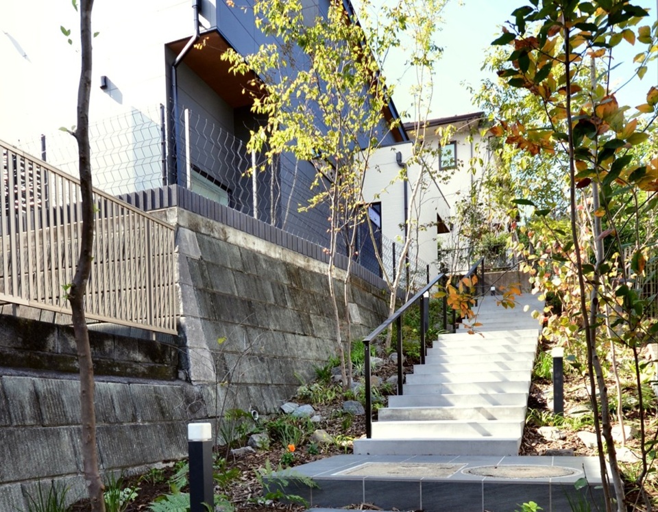 旗竿地で高低差のある地形を雑木のトンネルで新築外構工事