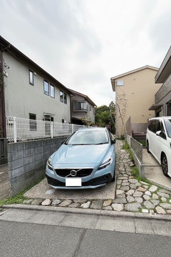 神奈川県中郡大磯町　旗竿地を駐車場兼庭兼アプローチに新築外構　Ｅ様邸