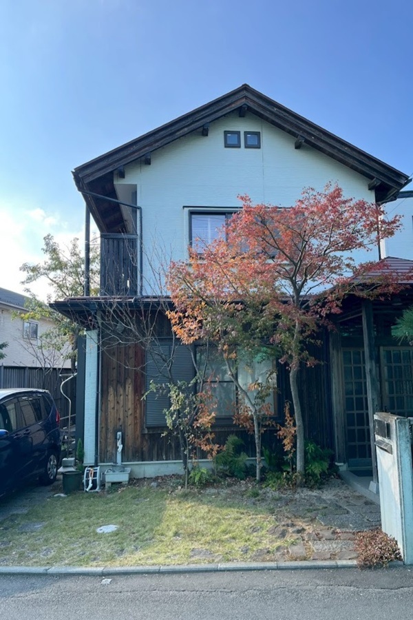 神奈川県厚木市　外構・庭リフォーム 和の家の駐車場兼庭と縦格子フェンス　Ｏ様邸